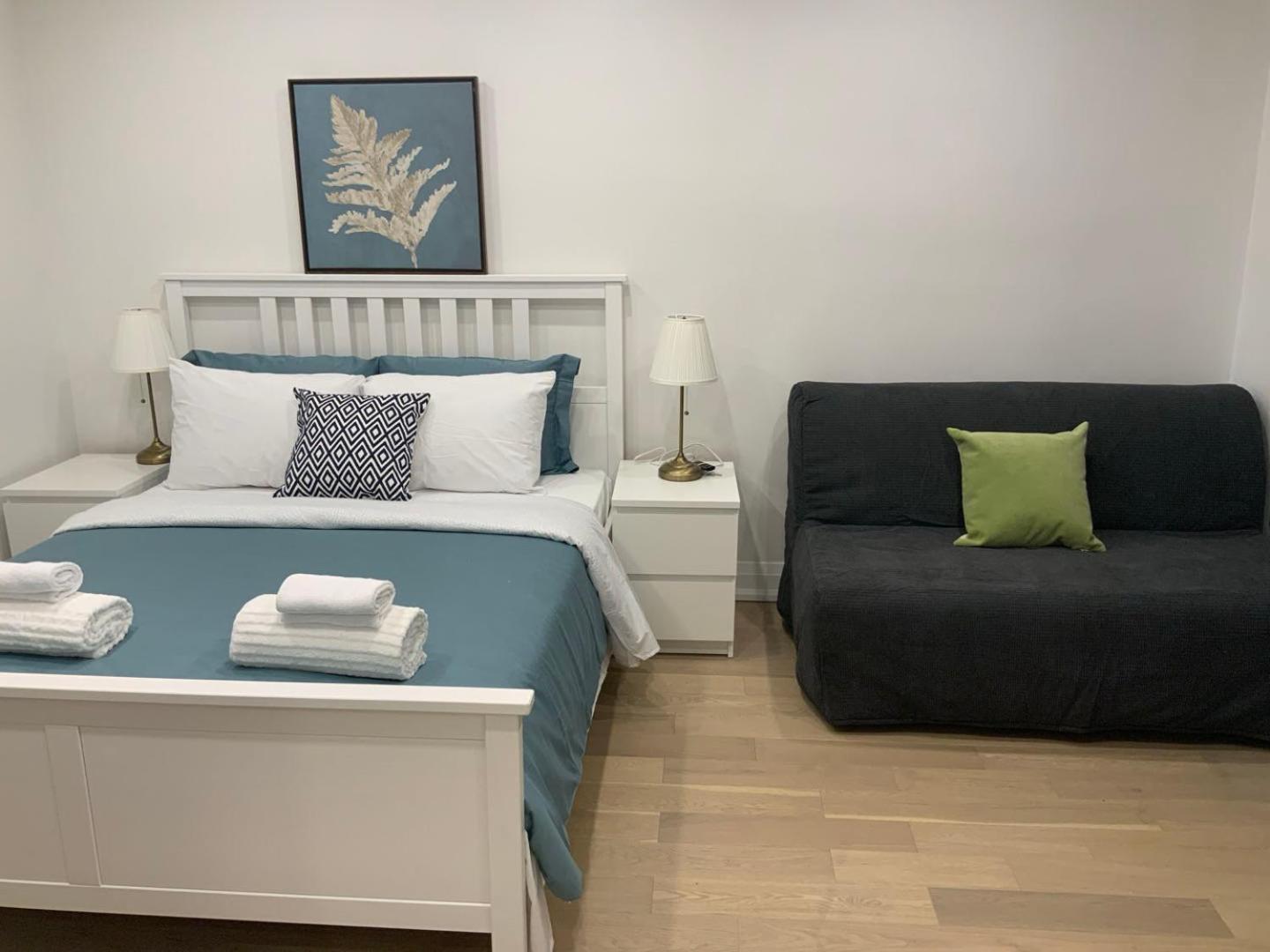 Leaside Garden Guesthouse โตรอนโต ภายนอก รูปภาพ