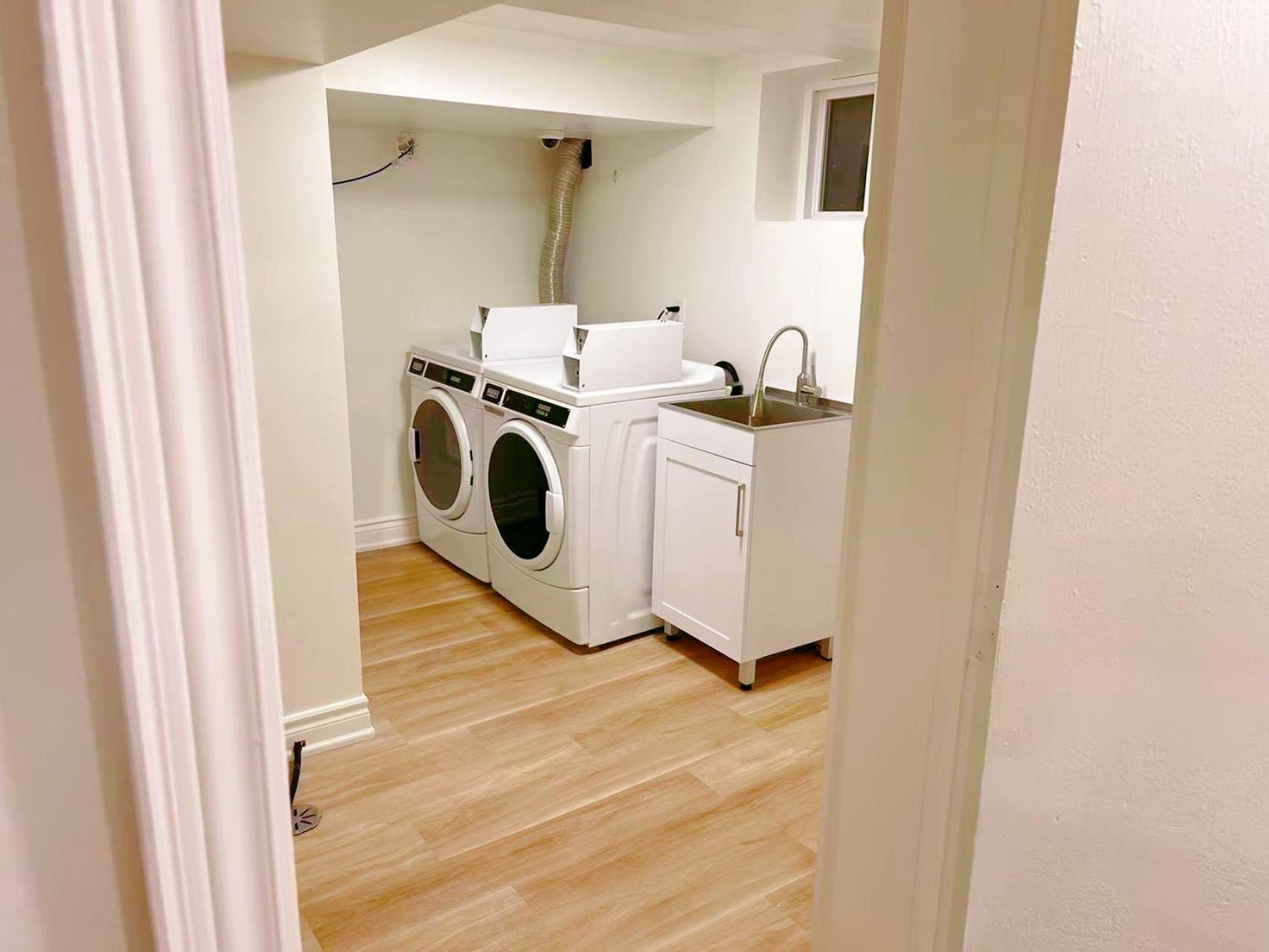 Leaside Garden Guesthouse โตรอนโต ภายนอก รูปภาพ
