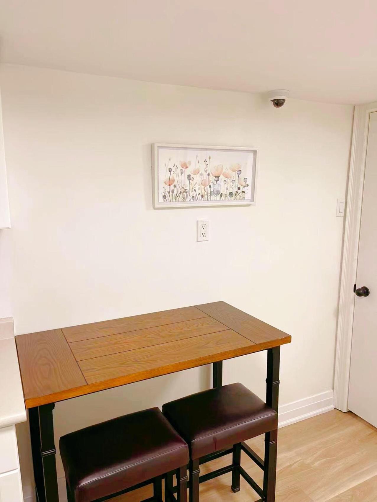 Leaside Garden Guesthouse โตรอนโต ภายนอก รูปภาพ