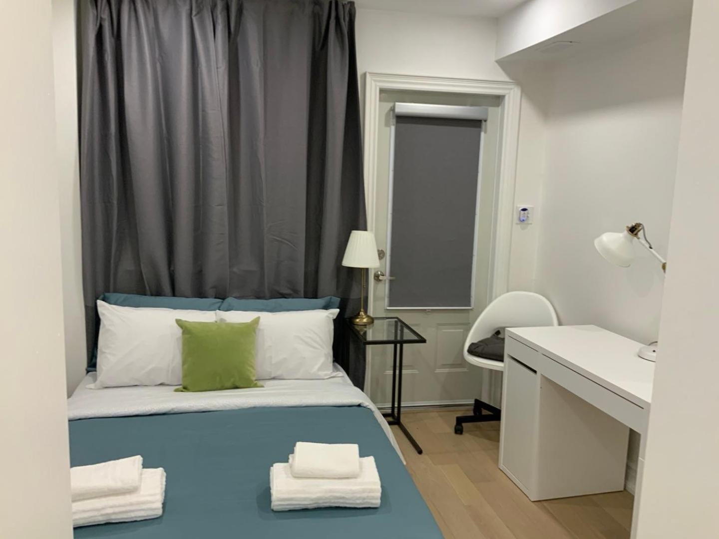 Leaside Garden Guesthouse โตรอนโต ภายนอก รูปภาพ