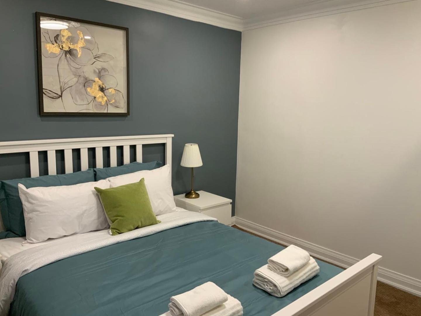 Leaside Garden Guesthouse โตรอนโต ภายนอก รูปภาพ