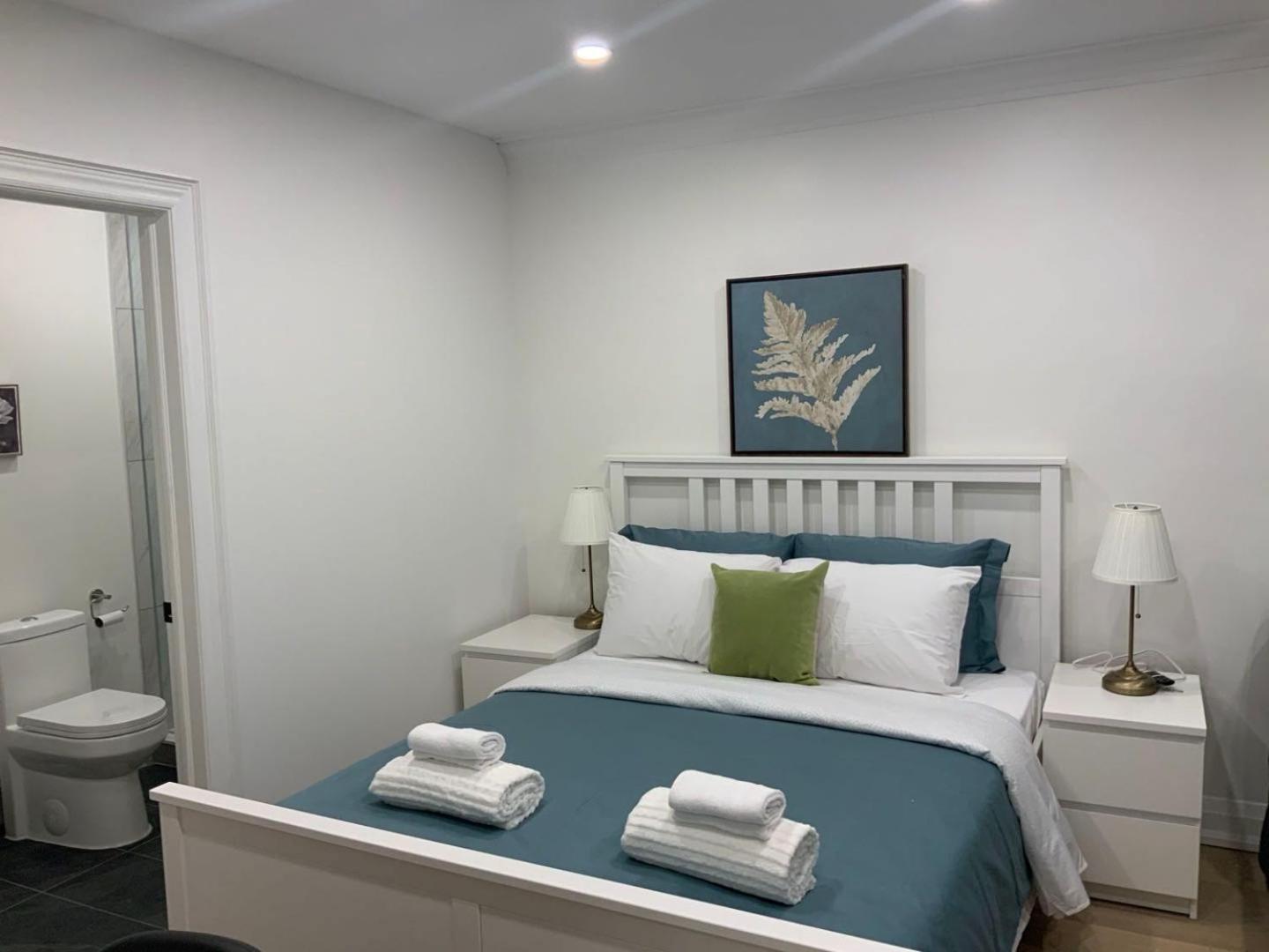 Leaside Garden Guesthouse โตรอนโต ภายนอก รูปภาพ