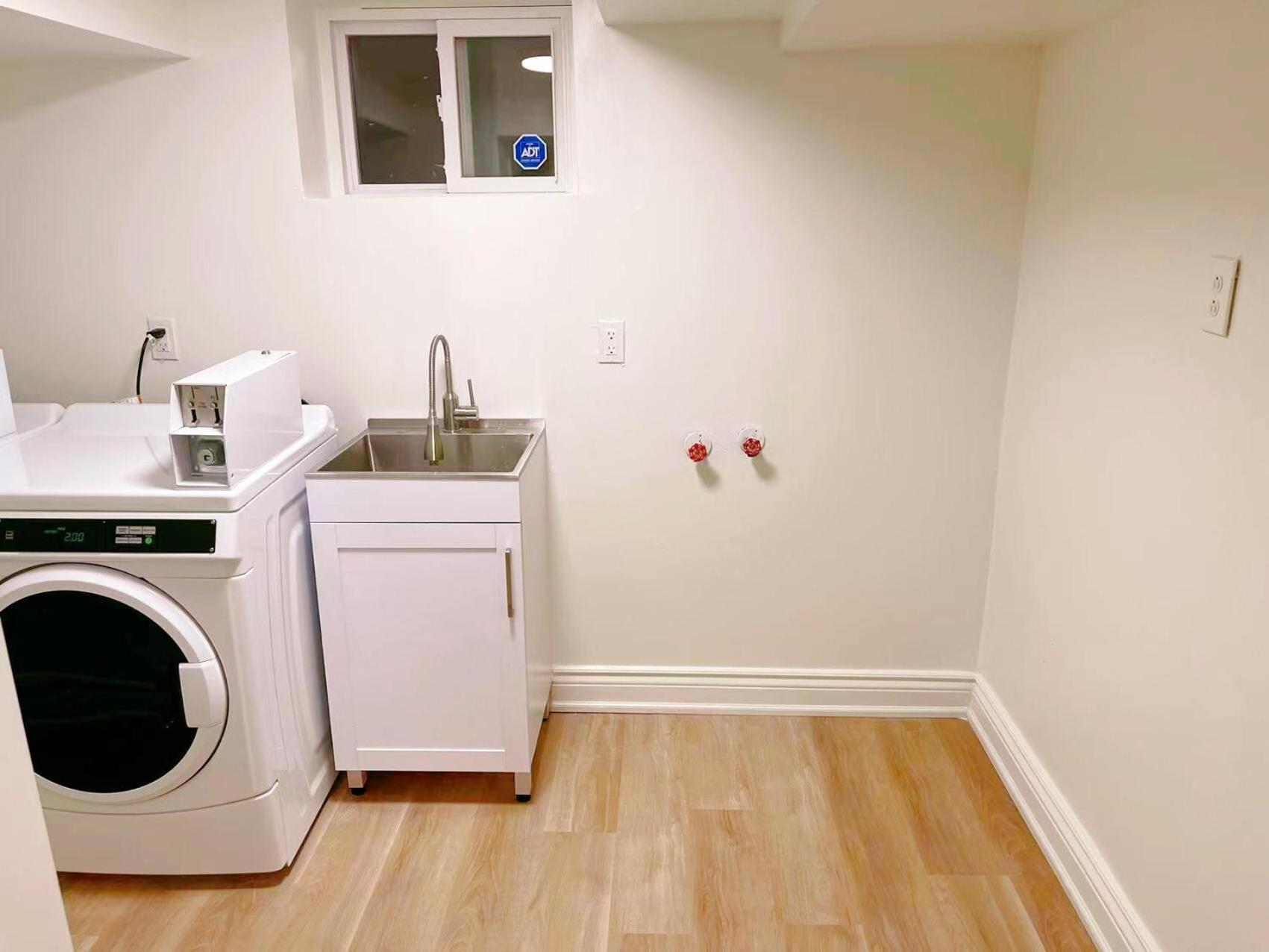 Leaside Garden Guesthouse โตรอนโต ภายนอก รูปภาพ